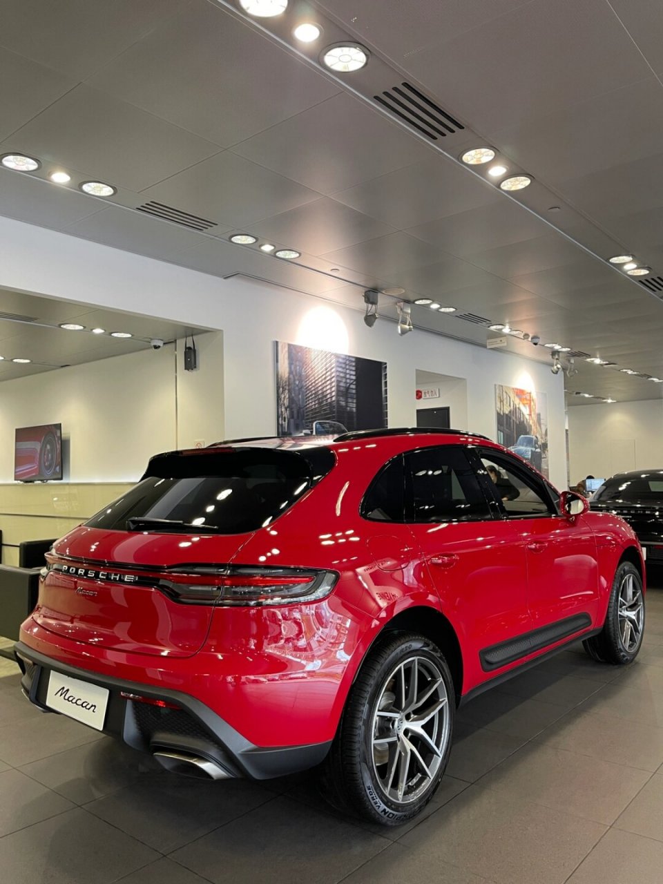 现在有24款macan胭脂红现车在杭州西湖保时捷店等着您!