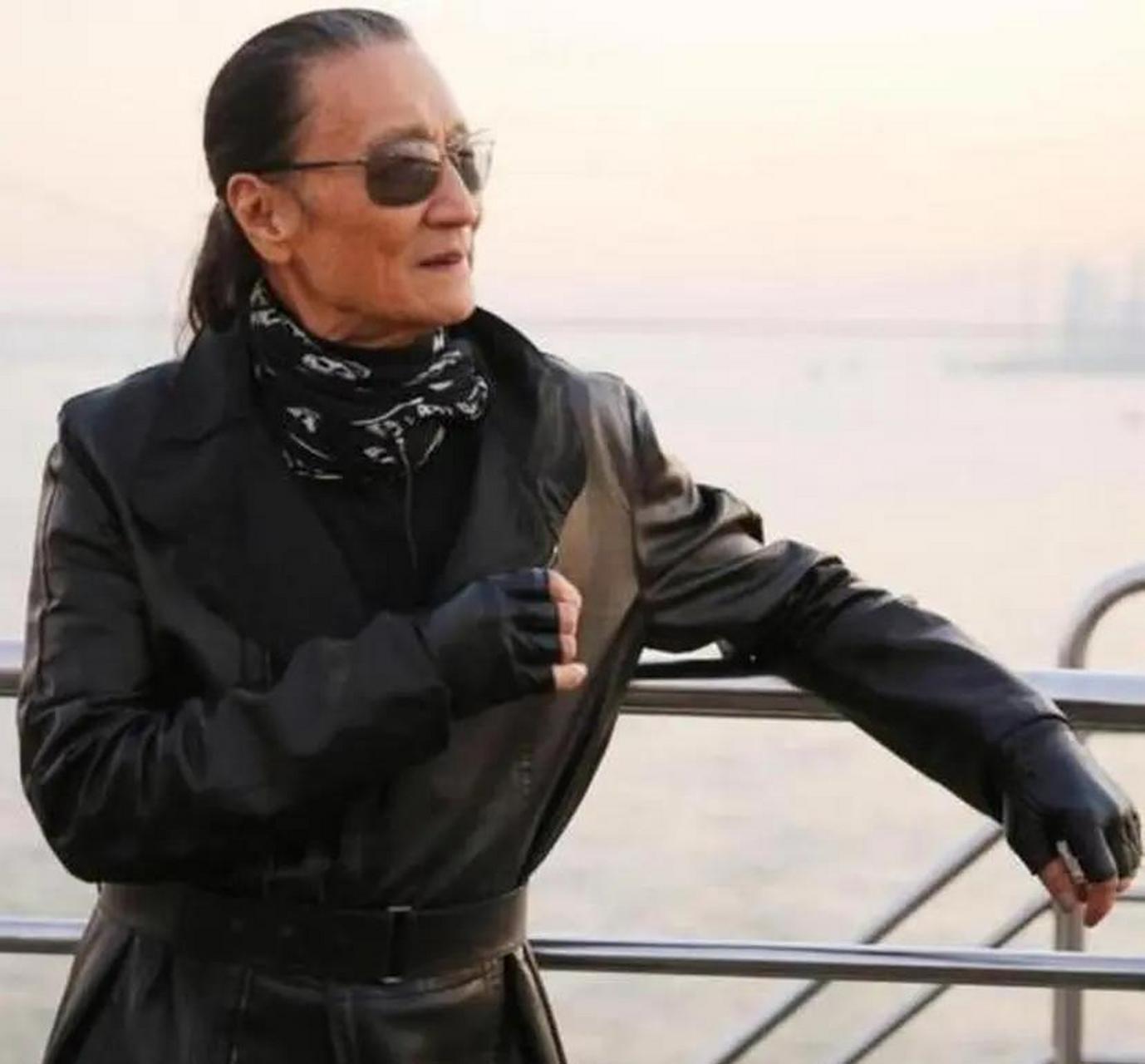 2015年,在录制一档综艺节目时,79岁谢贤突然掌掴81岁曾江,大吼:"你