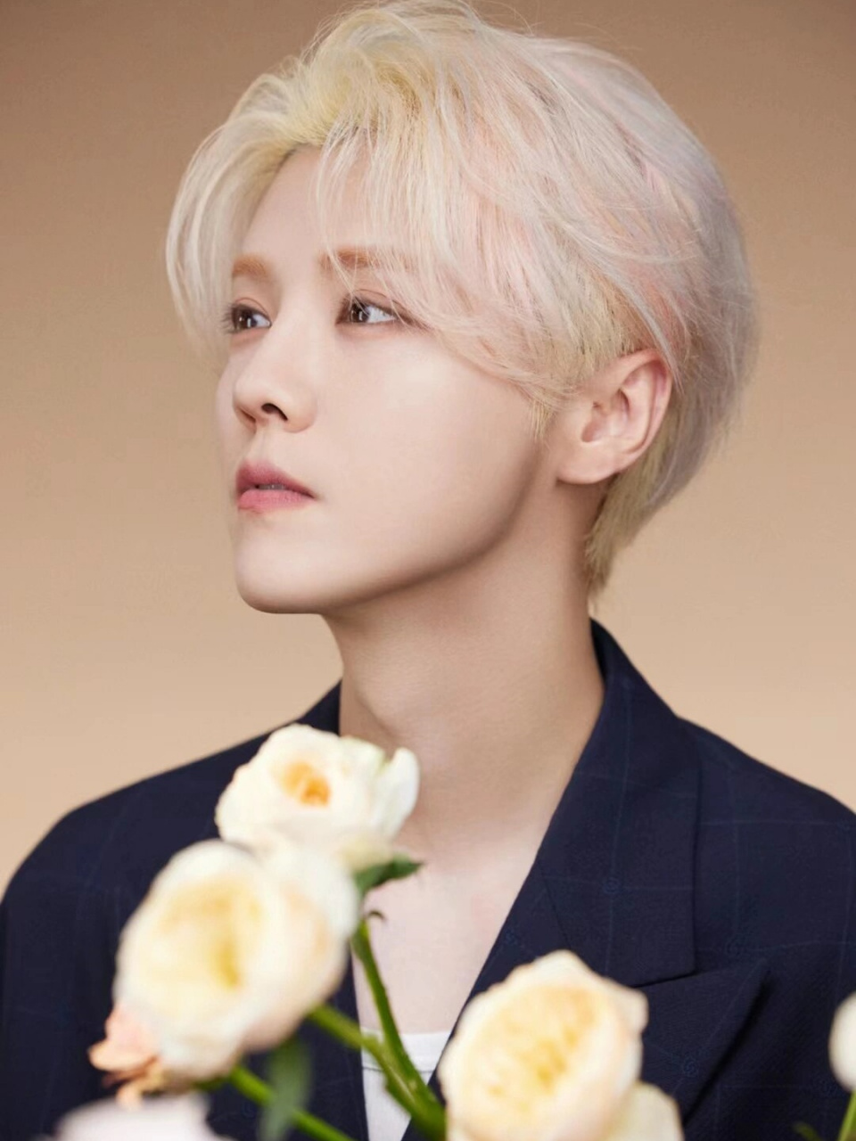 鹿晗优雅的气质和深邃的眼神,令人惊艳不已