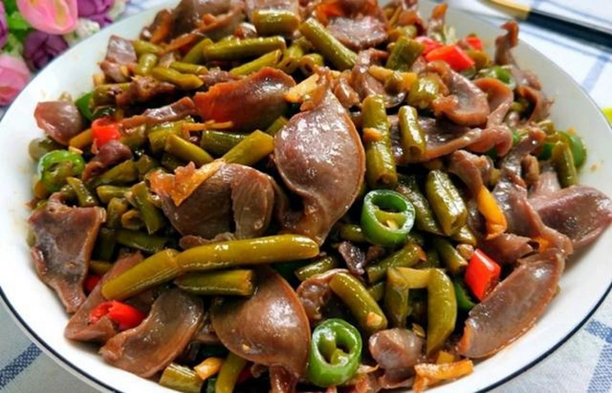 酸豆角 300克, 鸡胗 300克, 葱 10克, 姜 10克, 青蒜 10克, 杭椒 10