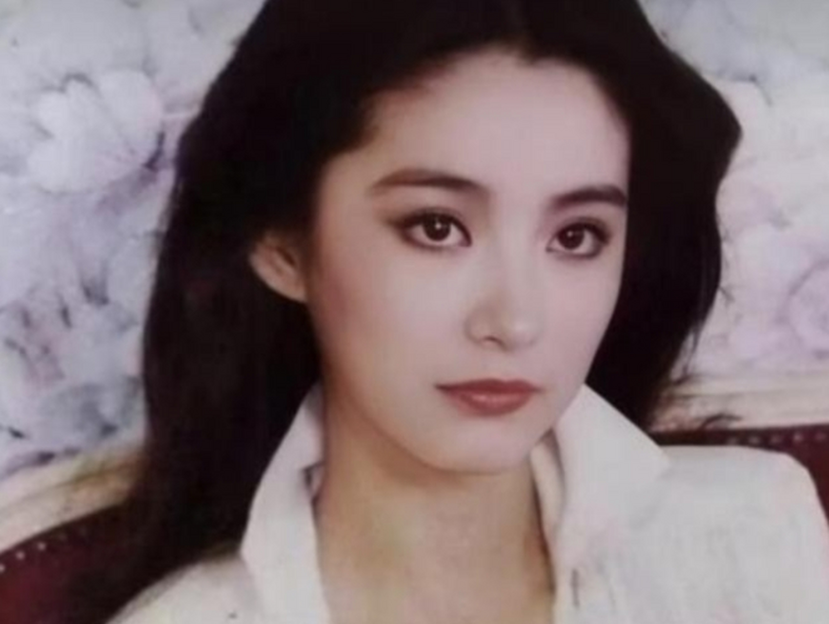 1973年,26岁已婚的秦汉爱上了18岁的林青霞,怀孕8个月的妻子邵乔茵