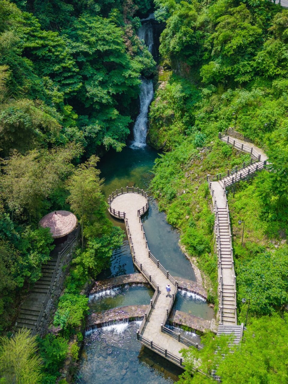 玩水好去处水清人还少  #夏日玩水好去处:杭州余杭鸬鸟镇  你是否曾想