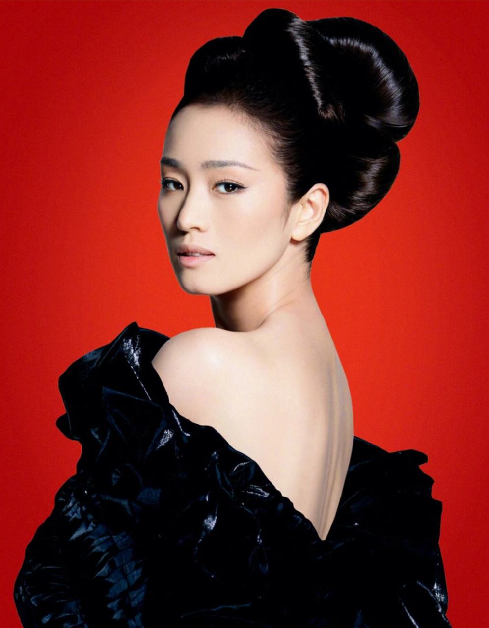 巩俐身着透视蕾丝上衣,搭配黑色半身裙,脚踩高跟鞋,身材高挑,优雅迷人