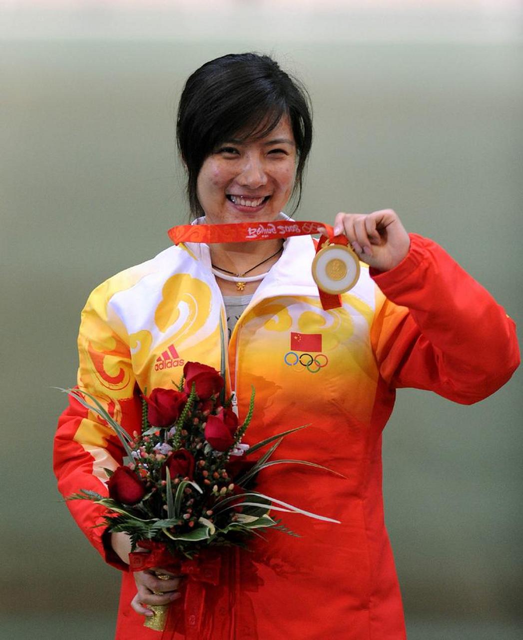 2008年北京奥运会上,26岁的射击冠军杜丽,对着师弟庞伟深情地说:"老了