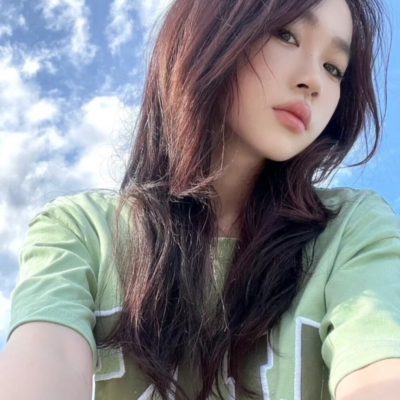 青春靓丽又有点唯美~ 细看的话,还有点"白月光"的味道.