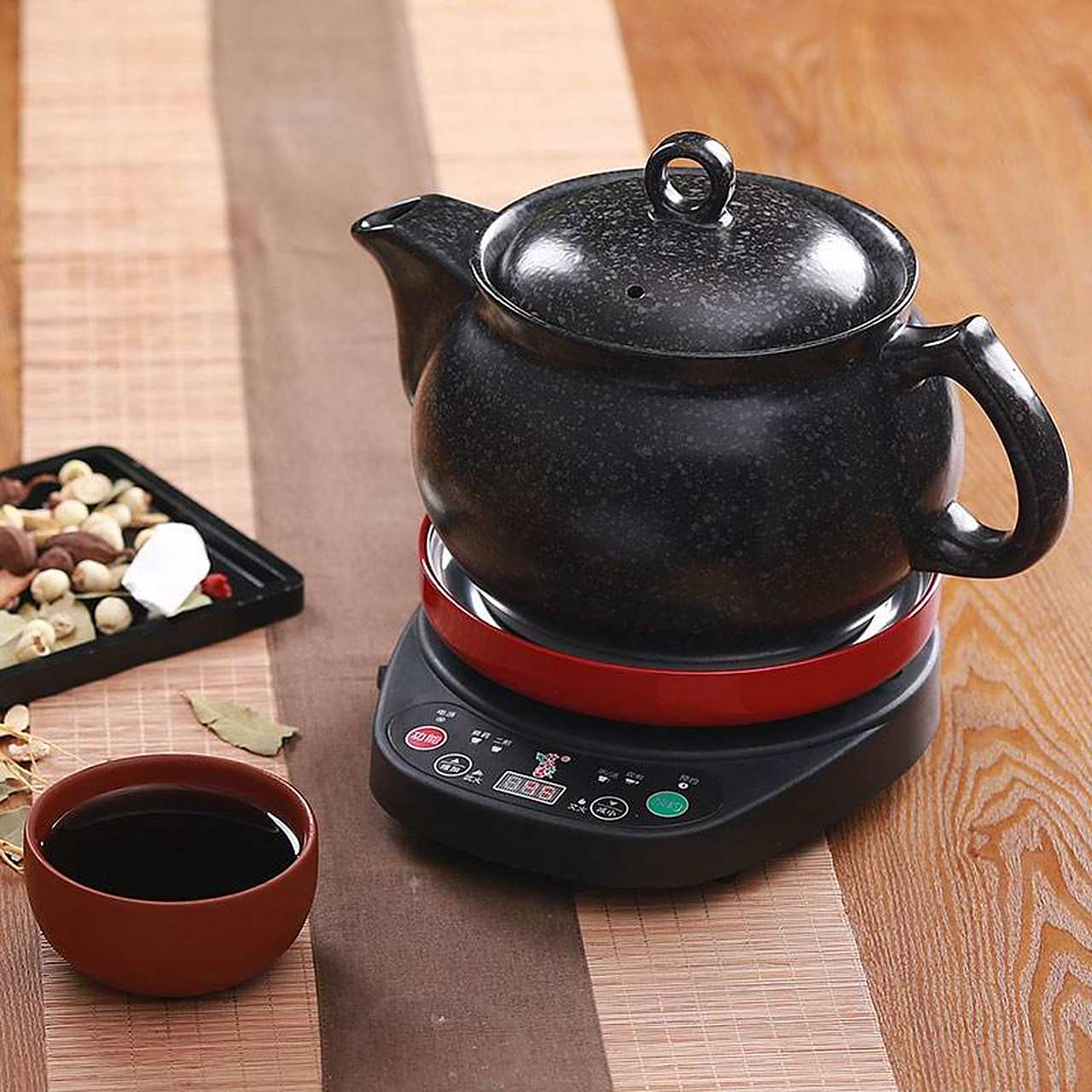 因为中药它主要以植物为主,植物药当中还有一种成分叫草酸,遇到铁的