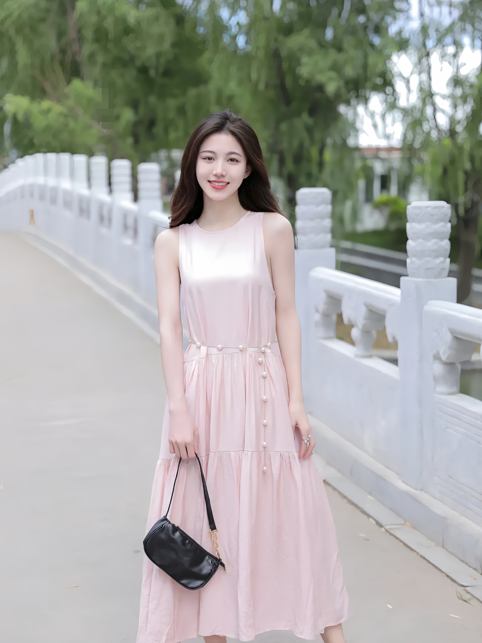 笑颜如花,身着粉色连衣裙的美女,宛如春日花朵般灿烂.