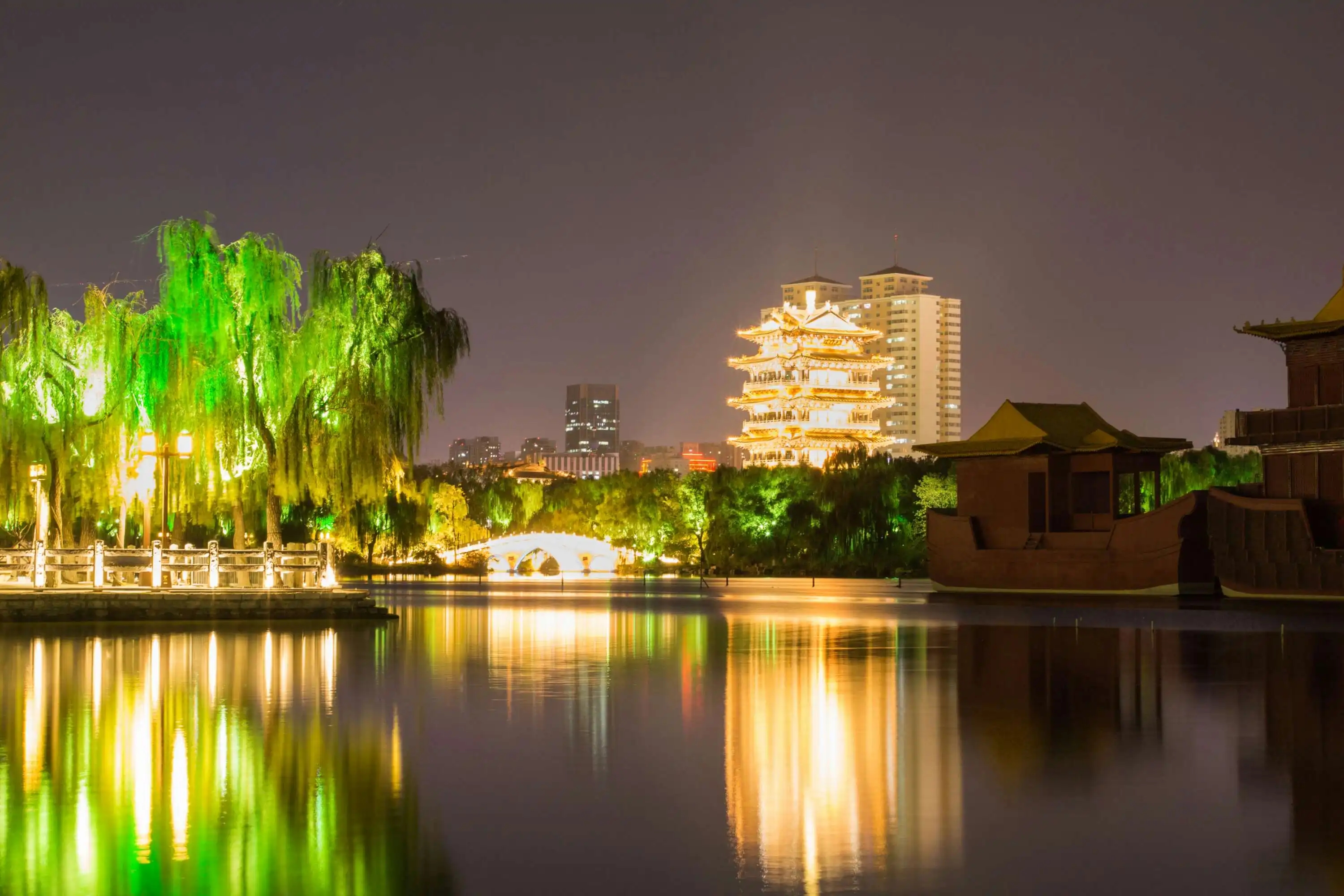 山东济南大明湖夜景亮化工程,夜济南的摩登,藏在灯光里