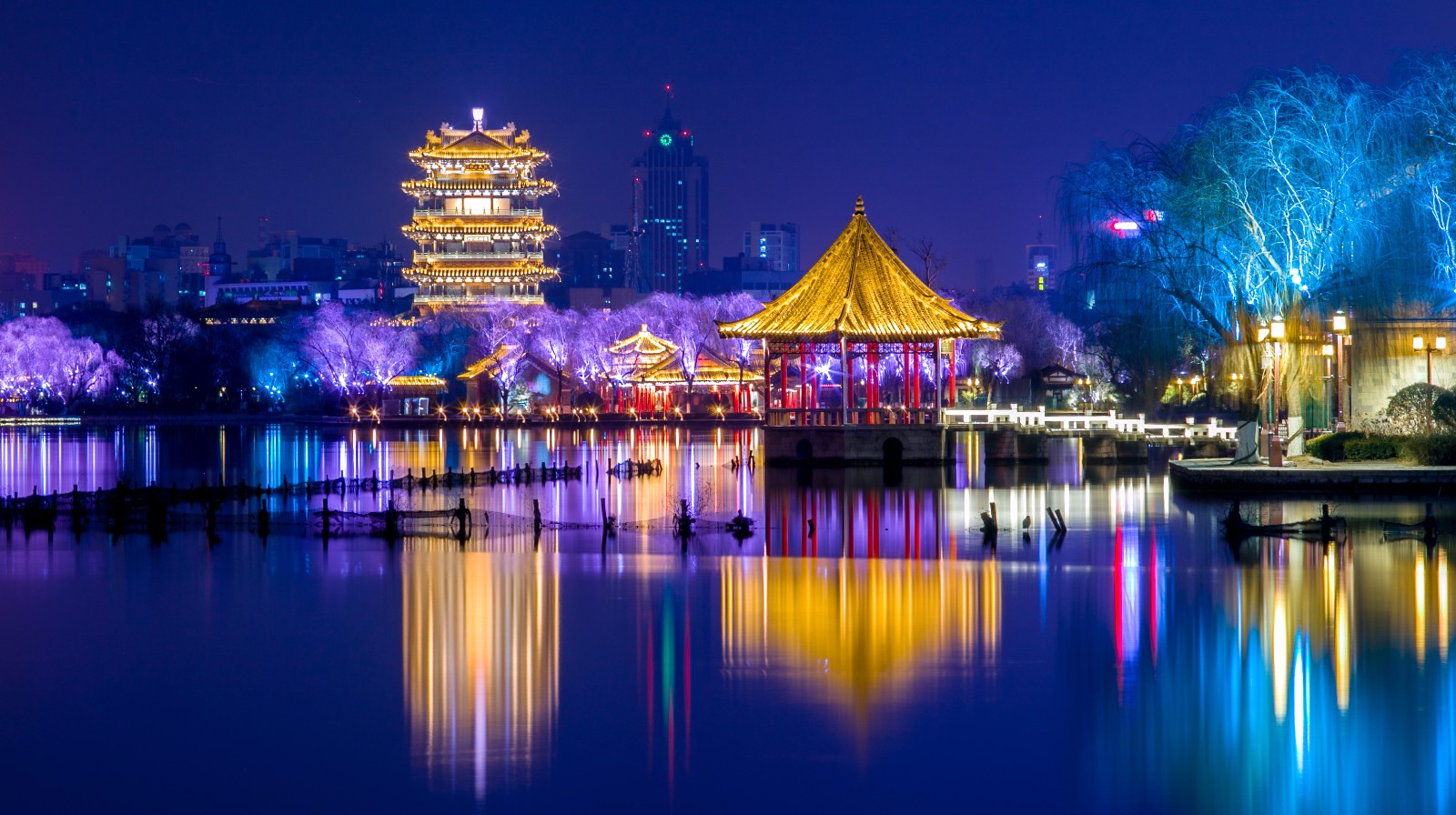 山东济南大明湖夜景亮化工程,夜济南的摩登,藏在灯光里