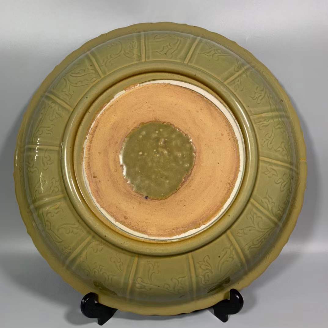 龙泉窑梅子青釉刻花鱼藻纹折沿葵口盘「旧藏」直径50.5cm
