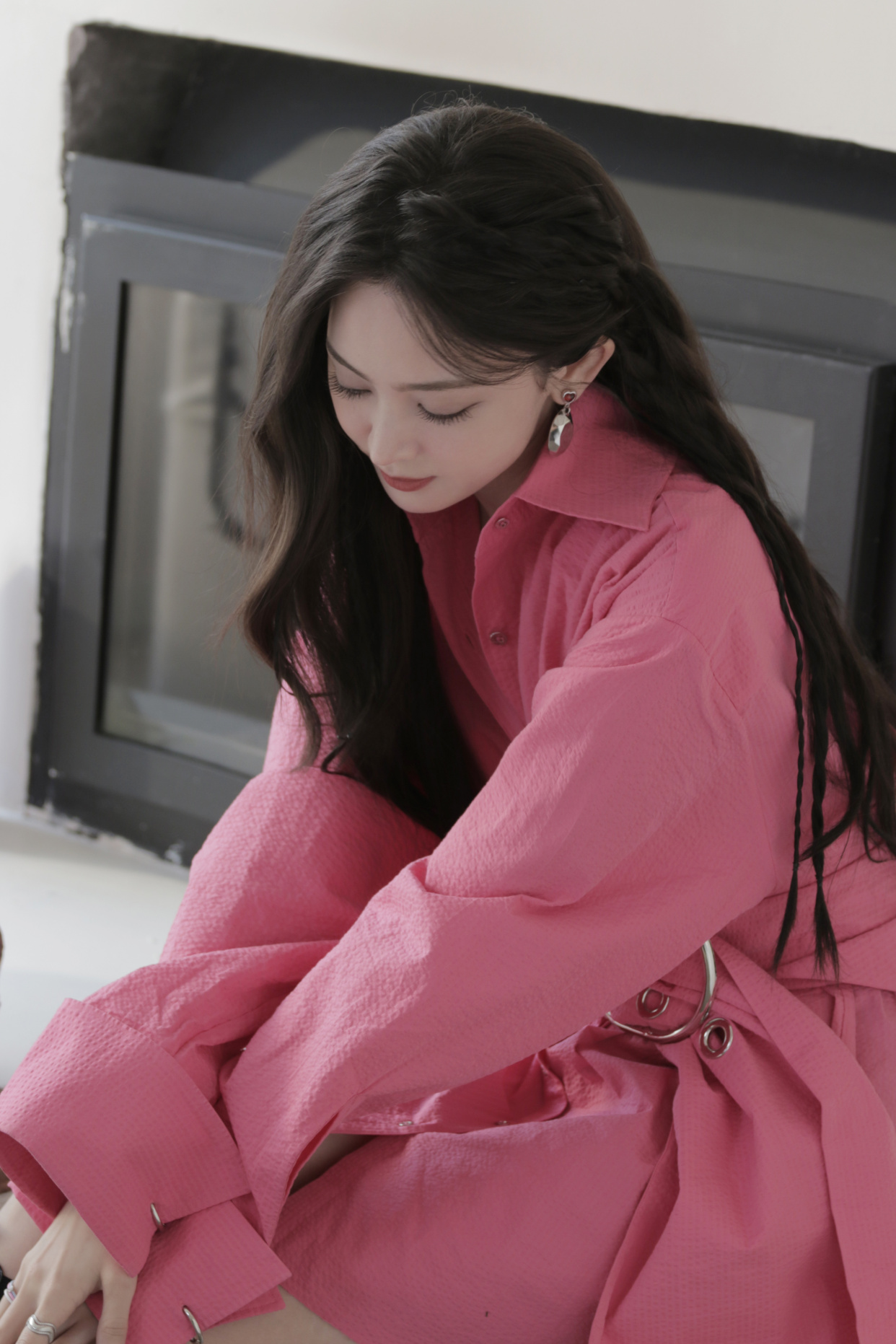 娜扎着玫红长装衫 长发飘逸映衬精致面容 搭长筒靴 时尚优雅知性