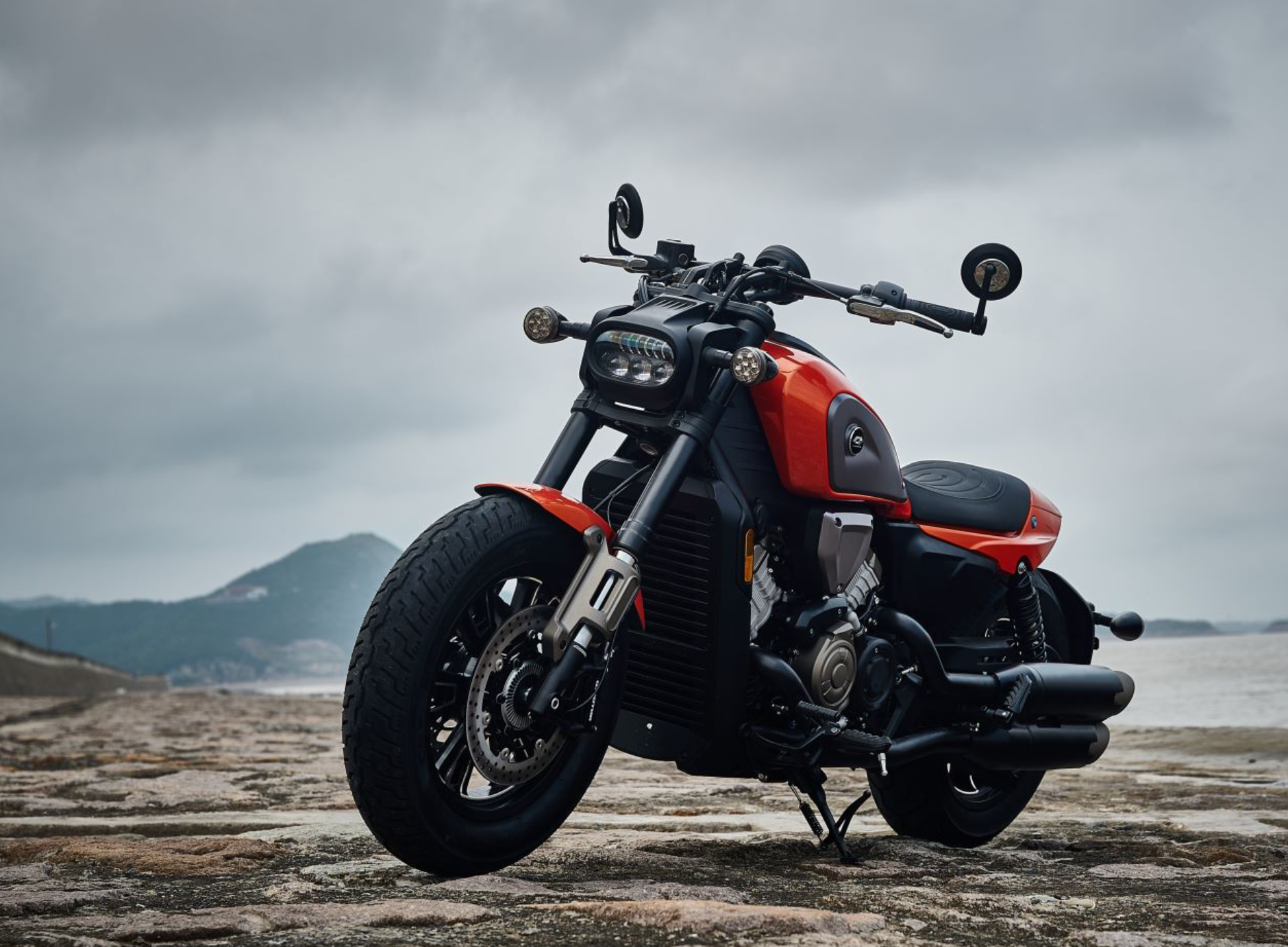 qjmotor闪600:中排量巡航摩托新选择,v型四缸有动力更有好声音