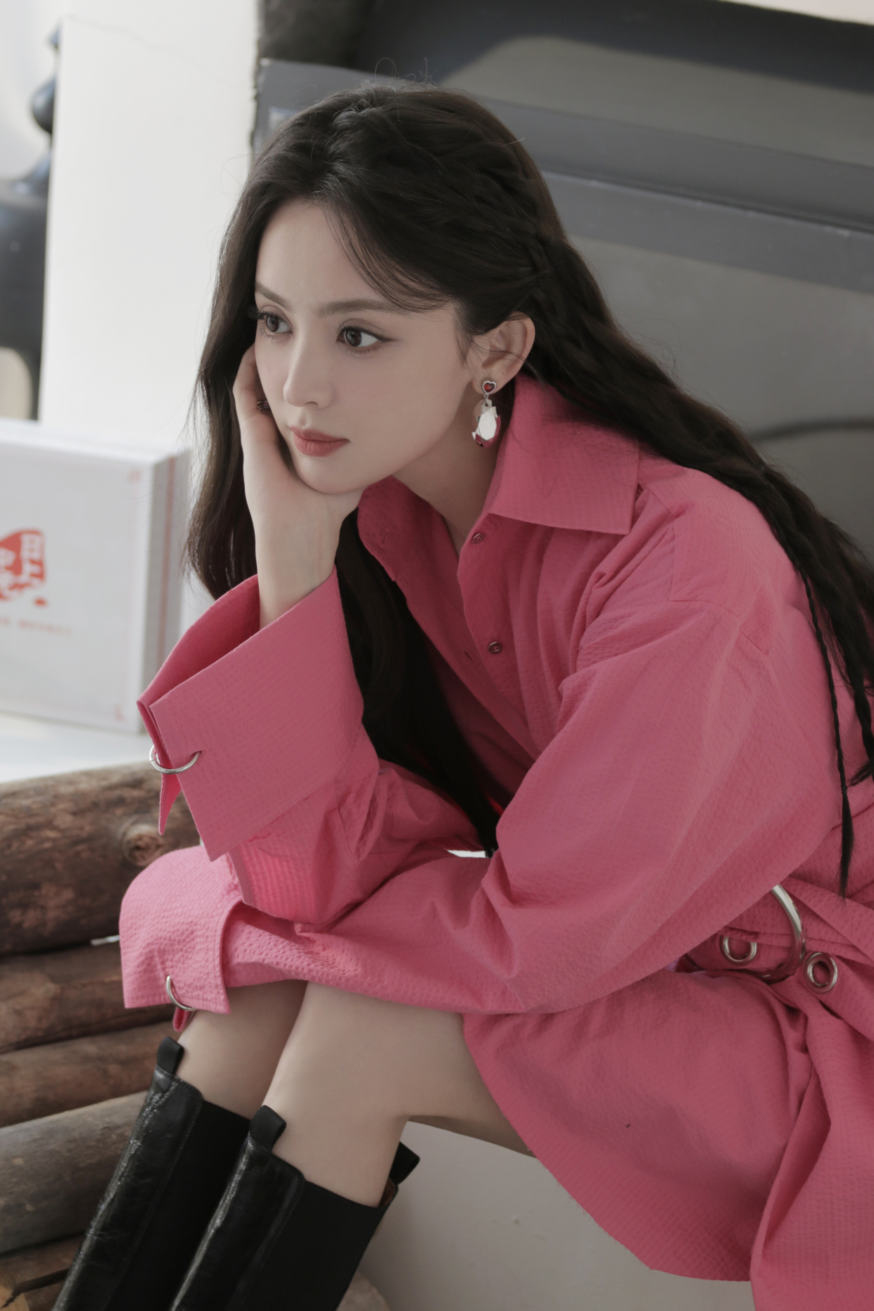 娜扎着玫红长装衫 长发飘逸映衬精致面容 搭长筒靴 时尚优雅知性