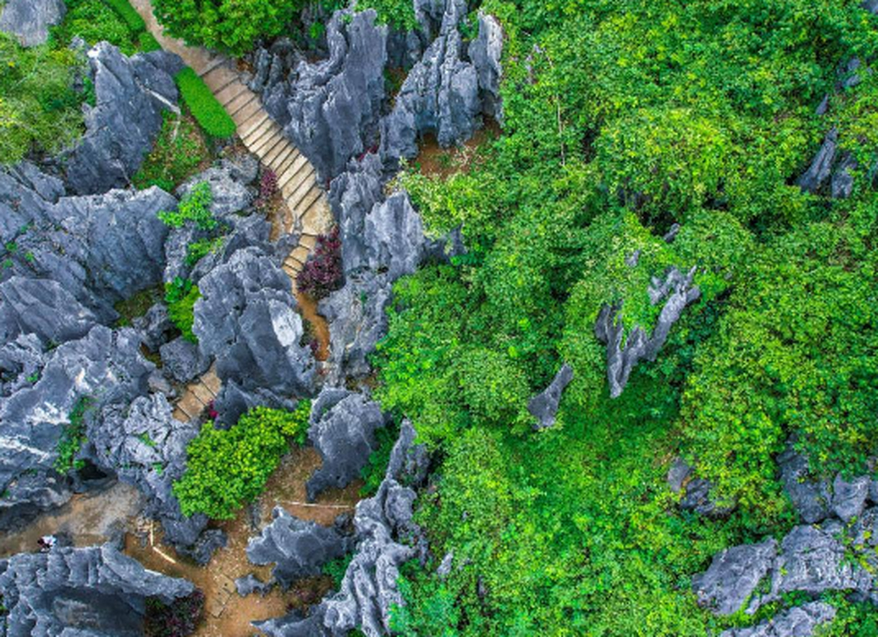 春湾石林位于广东阳江市春湾景区,是国家aaaa级旅游景区,拥有独特的
