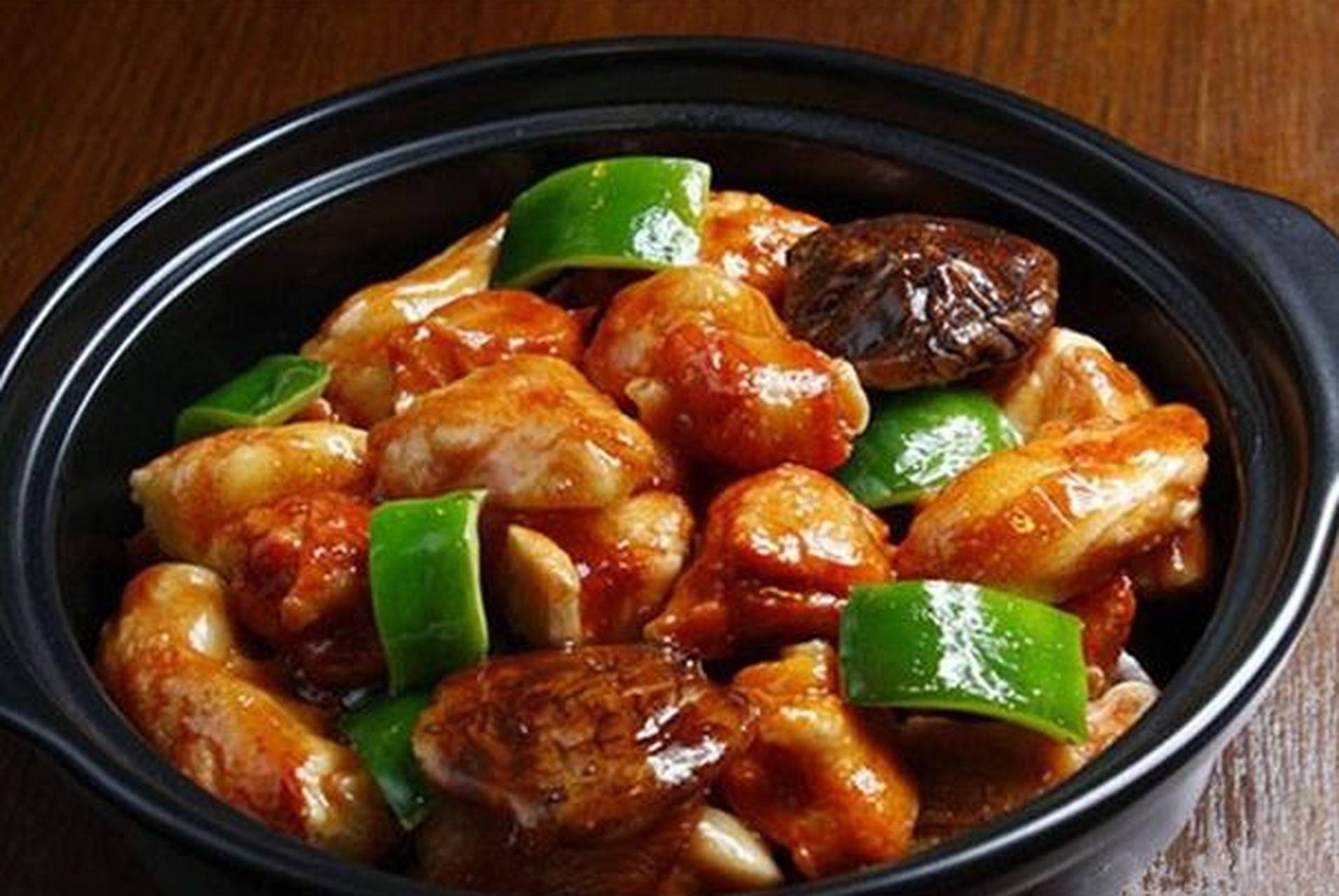 适合家庭聚餐和宴请客人.[原文:13道精选砂锅菜品,既有.