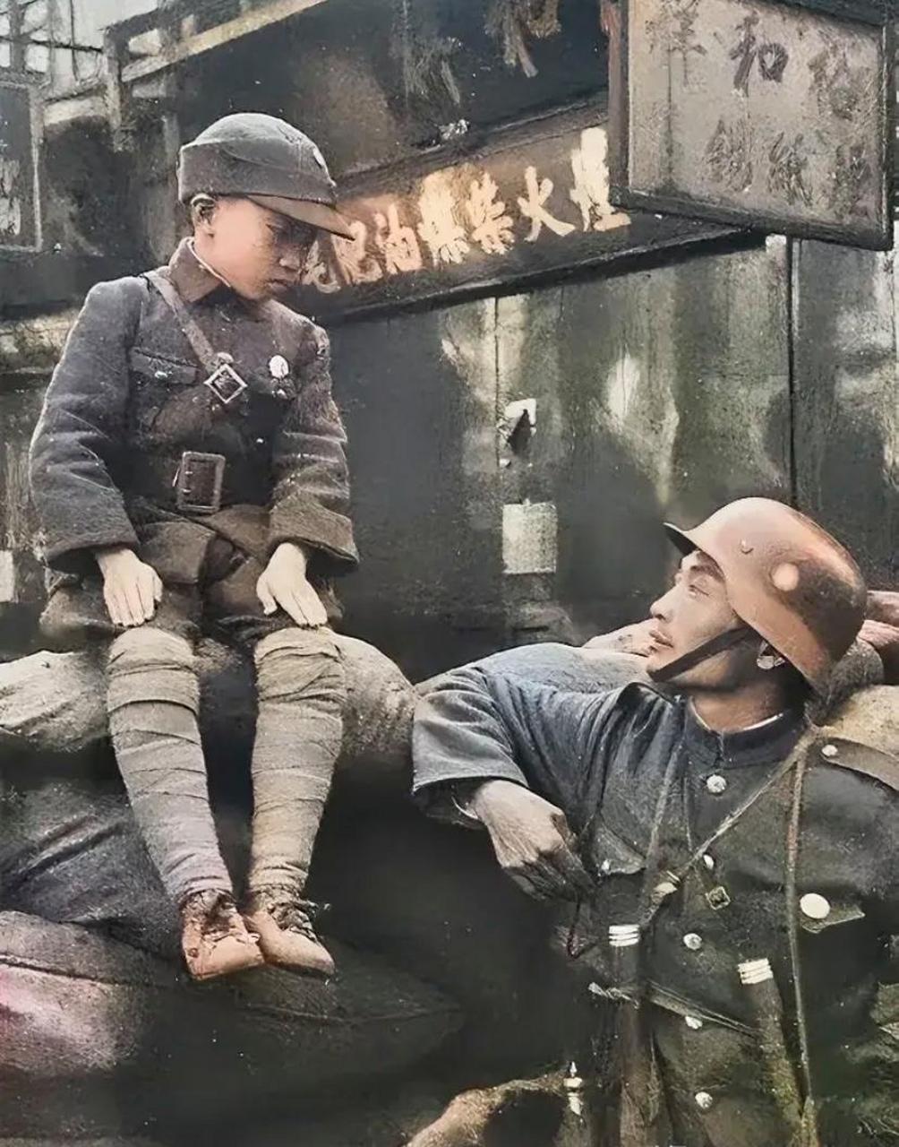 1937年,在淞沪会战中,一个老兵和一个娃娃兵的深情对视,他们好像什么
