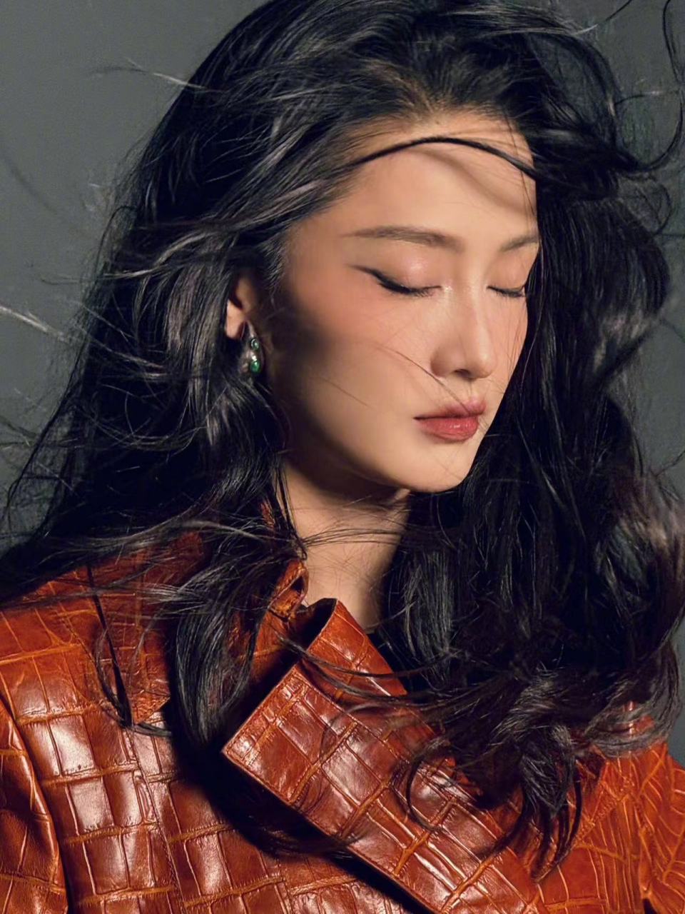 李沁摩登画报封面大片,戴墨镜这张美的摄人心魄[awsl]#李沁