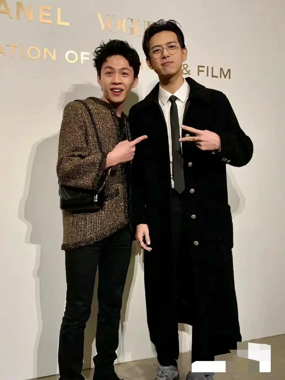 确实猛的一看张若昀咋突然变矮了呢,李鸿其之所以被误认为张若昀,或许