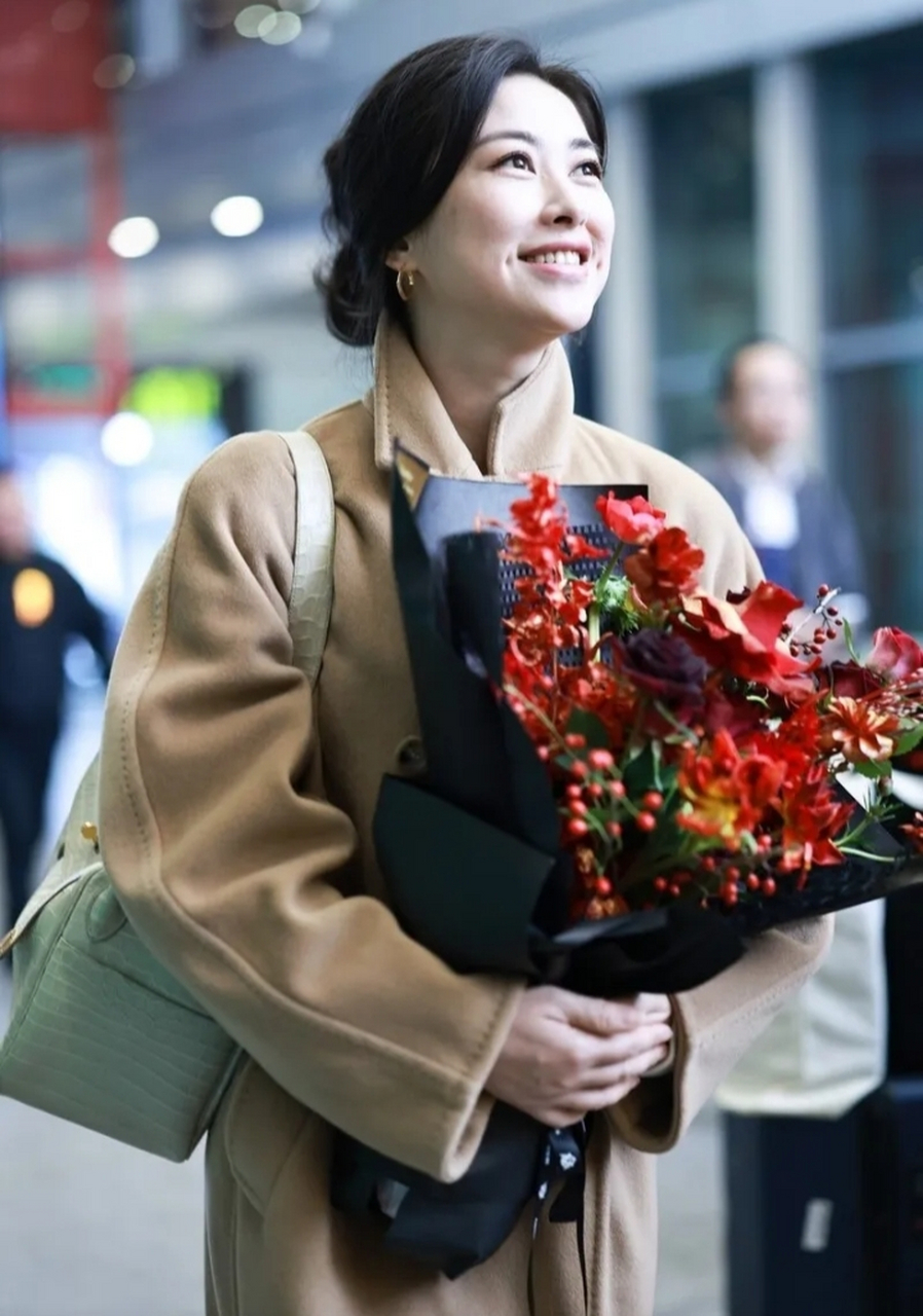 朱珠北京机场穿搭 浅驼色大衣 微喇叭牛仔拖地裤 有气质又时髦 时尚