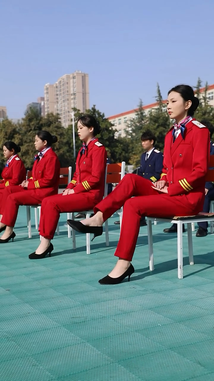 侧点式,重叠式,快来看看乘务专业小姐姐都有哪些坐姿吧!