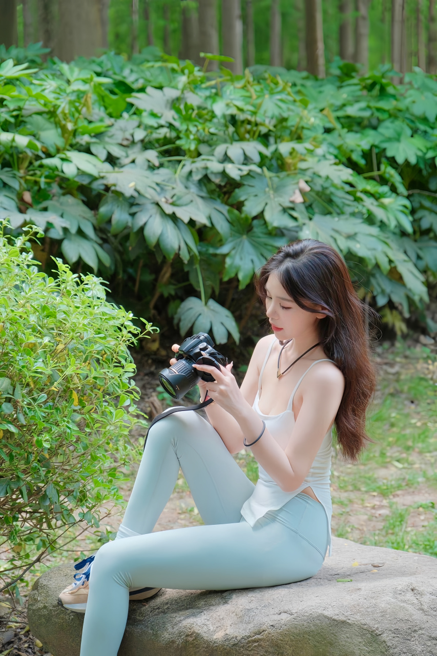 阳光运动型美女7715:她是阳光下最活力的身影.