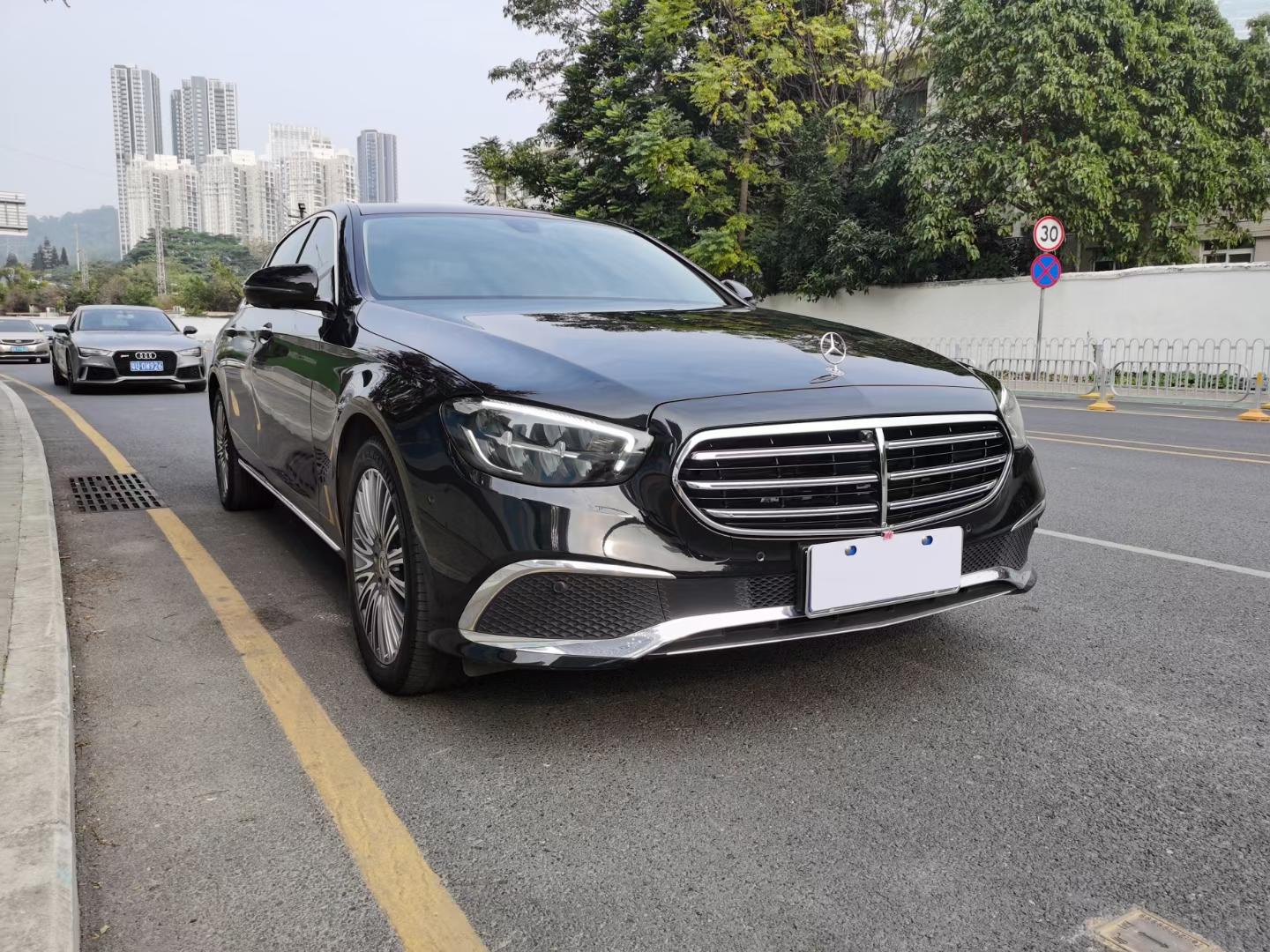 奔驰e300l价格及图片图片