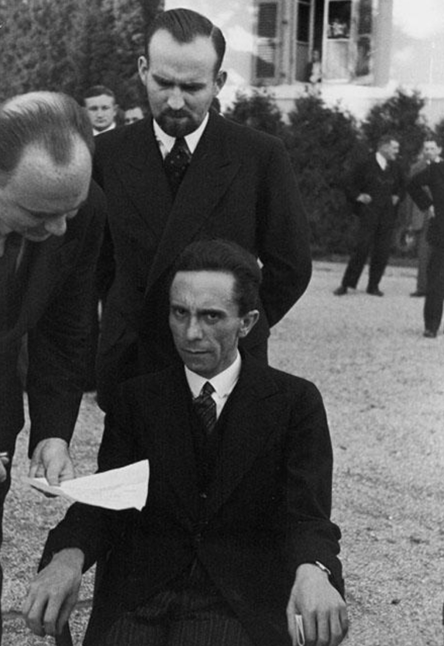 约瑟夫·戈培尔,纳粹宣传部部长,起初戈培尔被德国军队以跛足为由拒之