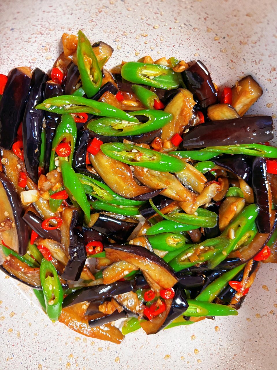 辣椒炒茄子 食材:辣椒,茄子,小米辣,蒜末 做法: 166茄子切条,辣椒斜