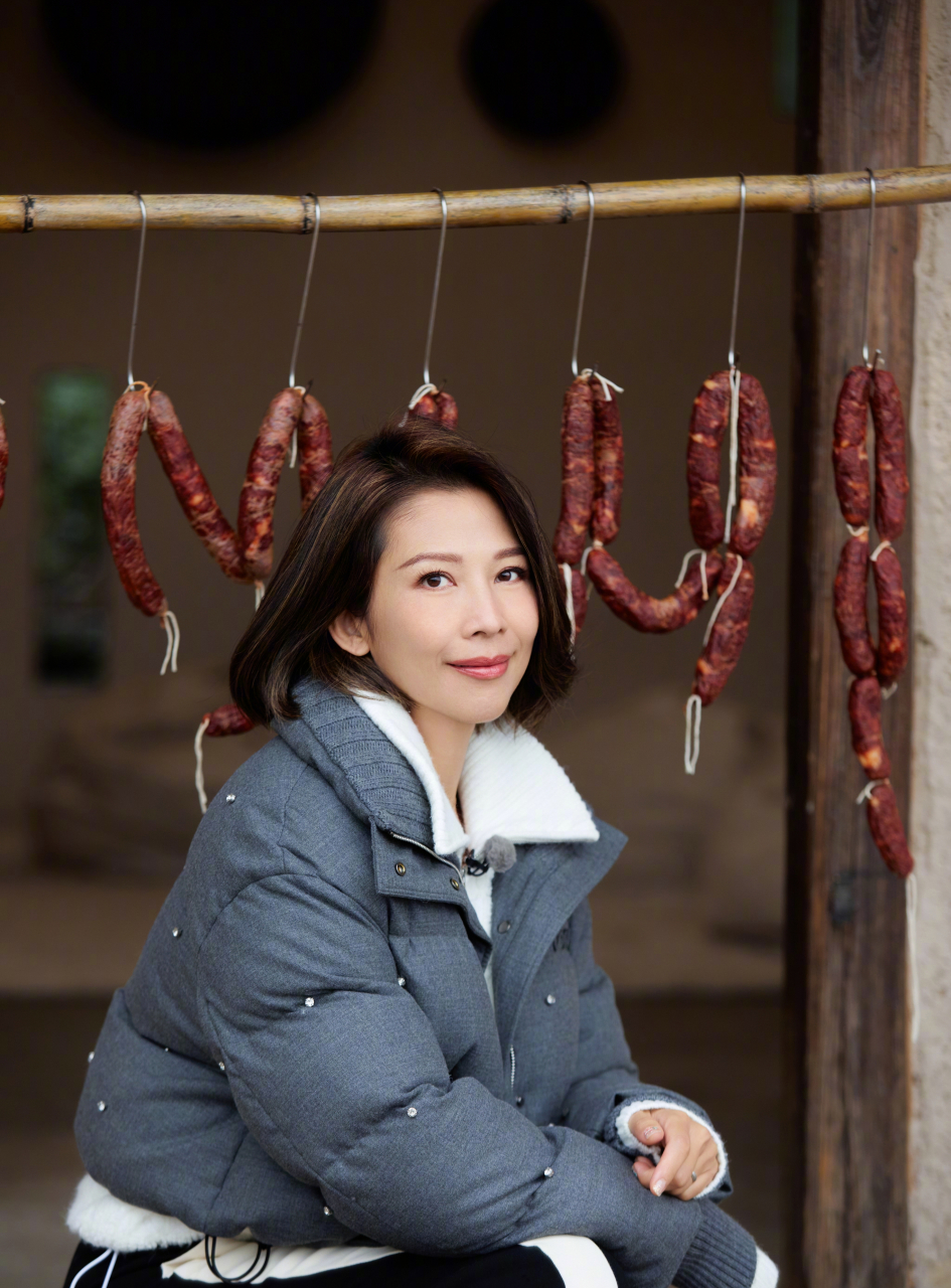 蔡少芬的状态真好,身穿棉服配短发,又美又青春,还很保暖!