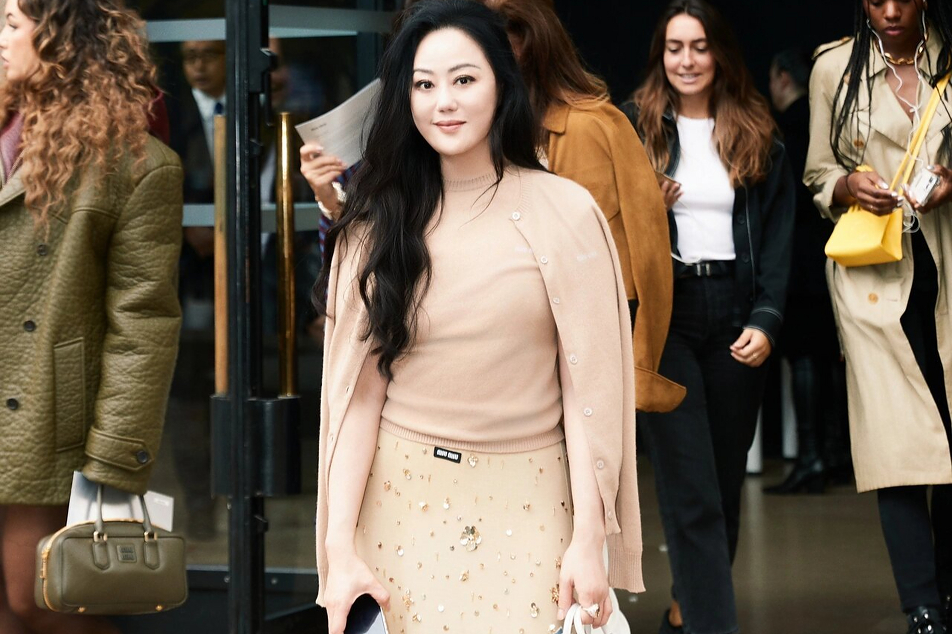 60岁的章小蕙以开衫 半身裙的显贵穿法再次成为时尚焦点