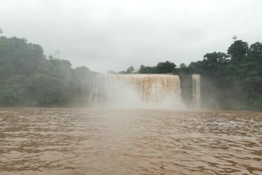 隐藏在高楼大厦之间的大磨滩瀑布,雨天水量惊人!