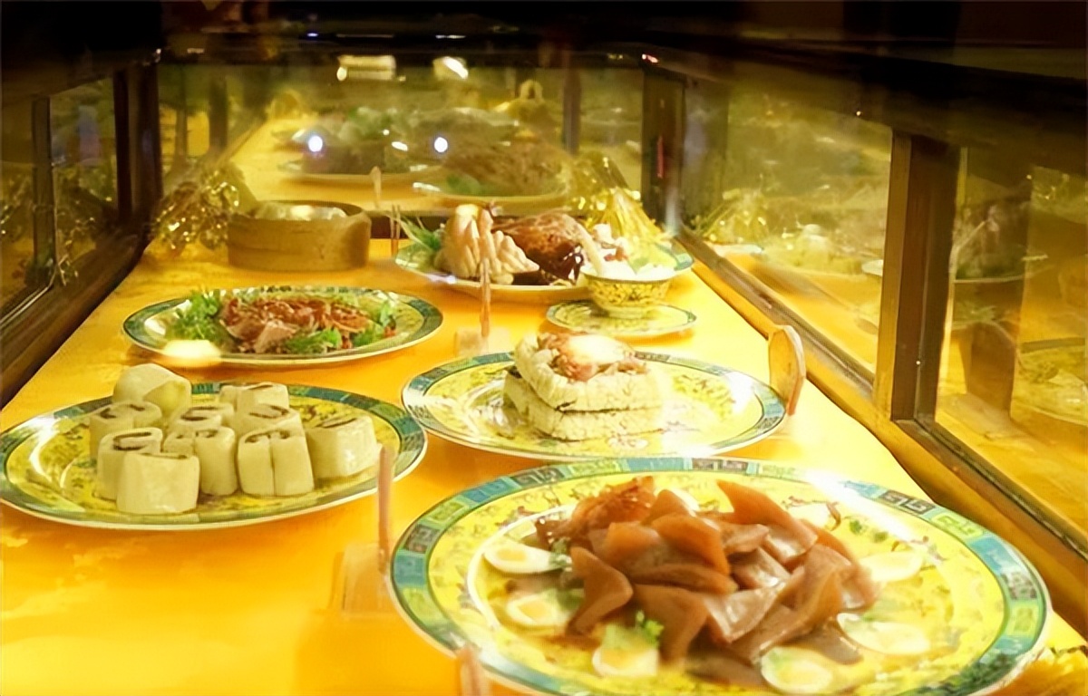 古代皇帝吃完饭,剩下的饭菜是如何处理的?说出来你别不信