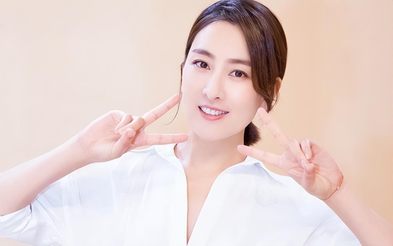 43岁马苏路边买烤串被拍,脸部变化大认不出,网友:最怕美人变老