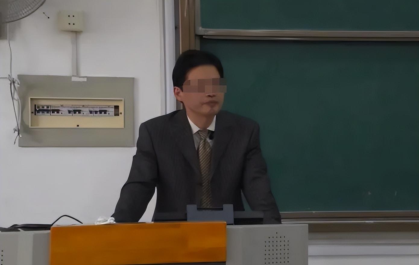 徐艺丽出生在一个不错的家庭,家住城镇不说,父母也都是当地的学校,在