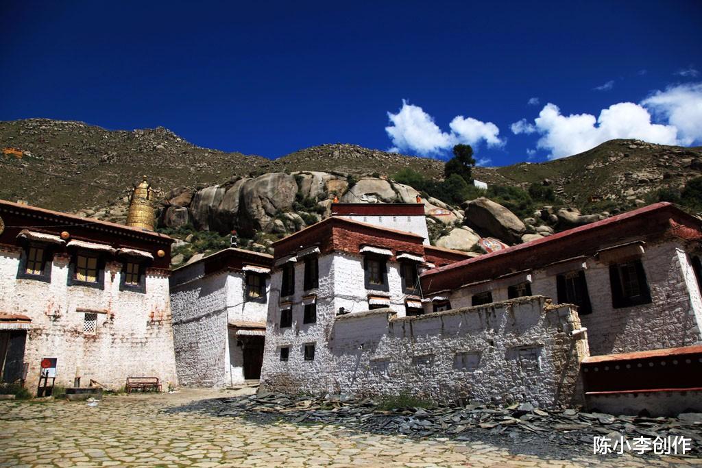 革吉县城位于山脚下,环境优美,是阿里地区最漂亮和整洁的县城.