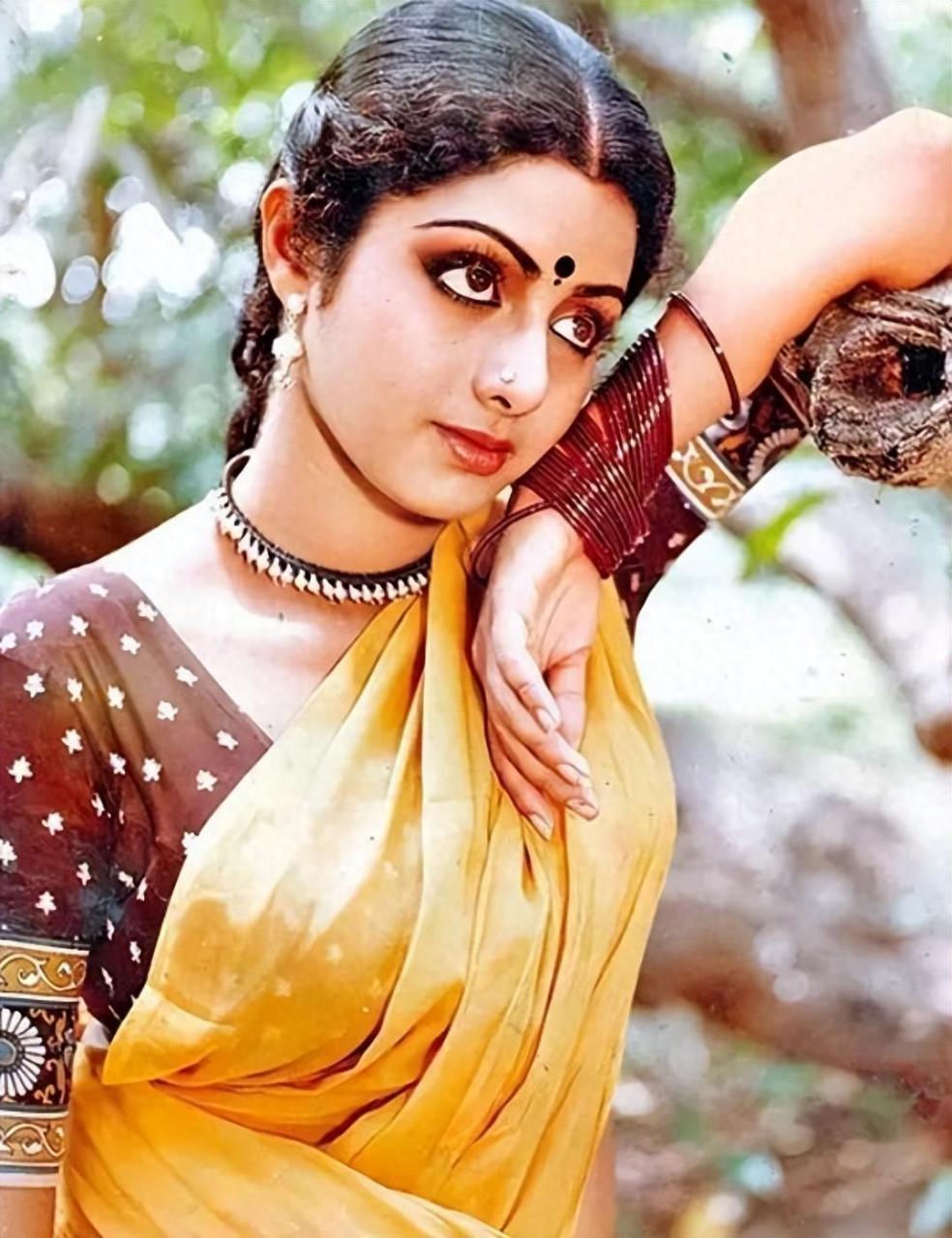 希里黛玉是印度国宝级女星,凭借美貌和努力在影视圈崭露头角,成为头号