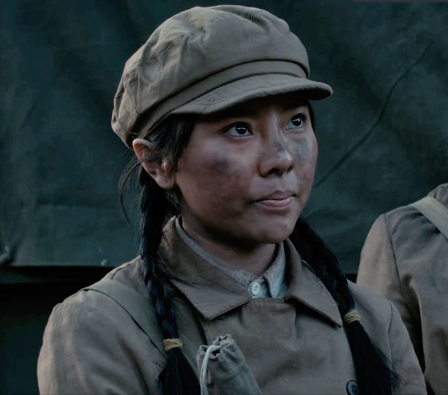 文婕是文工队队员,被俘虏后设法逃脱,成功传递情报,最终师部大获全胜.