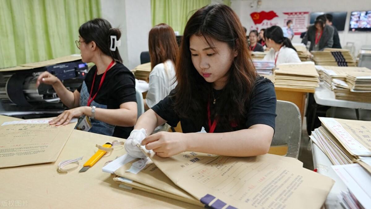 国考笔试阅卷现场揭秘,打分规则严格,分数低不怪别人