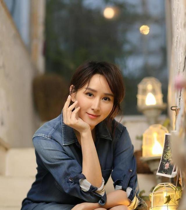 富婆胡静,回老家昆明,打扮低调,路边扒塑料袋吃烧饵块,没架子
