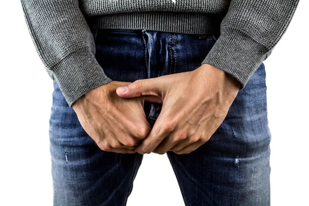 ①丁丁发育不良:成年男性丁丁在充分勃起状态下长度不足10cm,且性