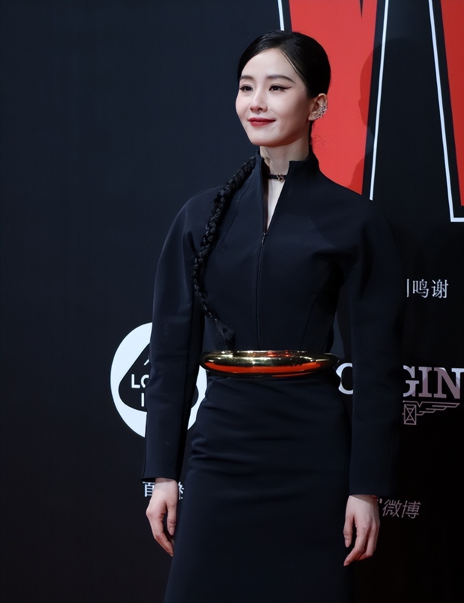 有种尴尬叫周冬雨玩性感,露了个寂寞,小孩别偷穿大人衣服