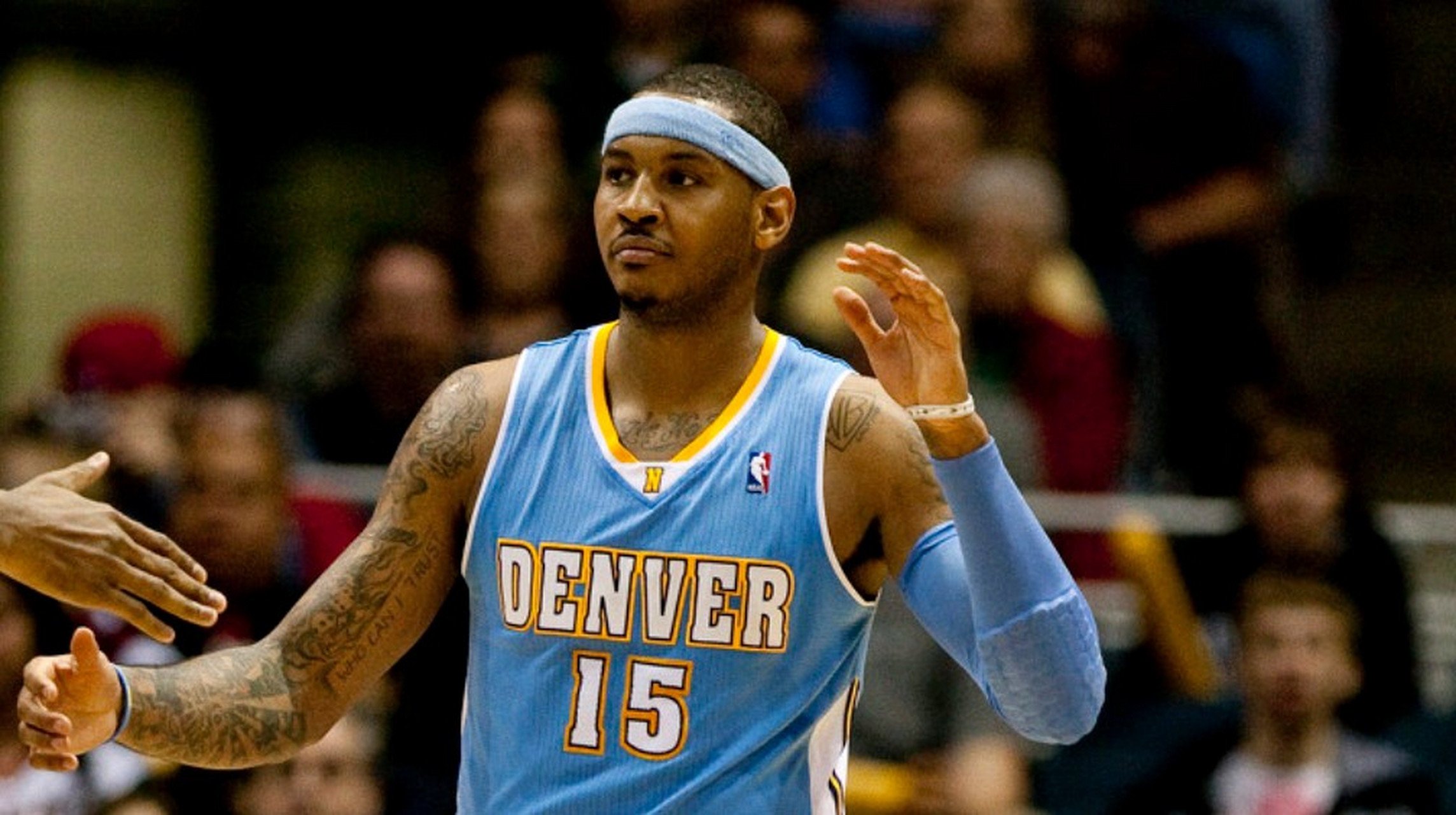 小甜瓜(安东尼)抱怨掘金让约基奇穿15号球衣,就是球队管理层故意而为