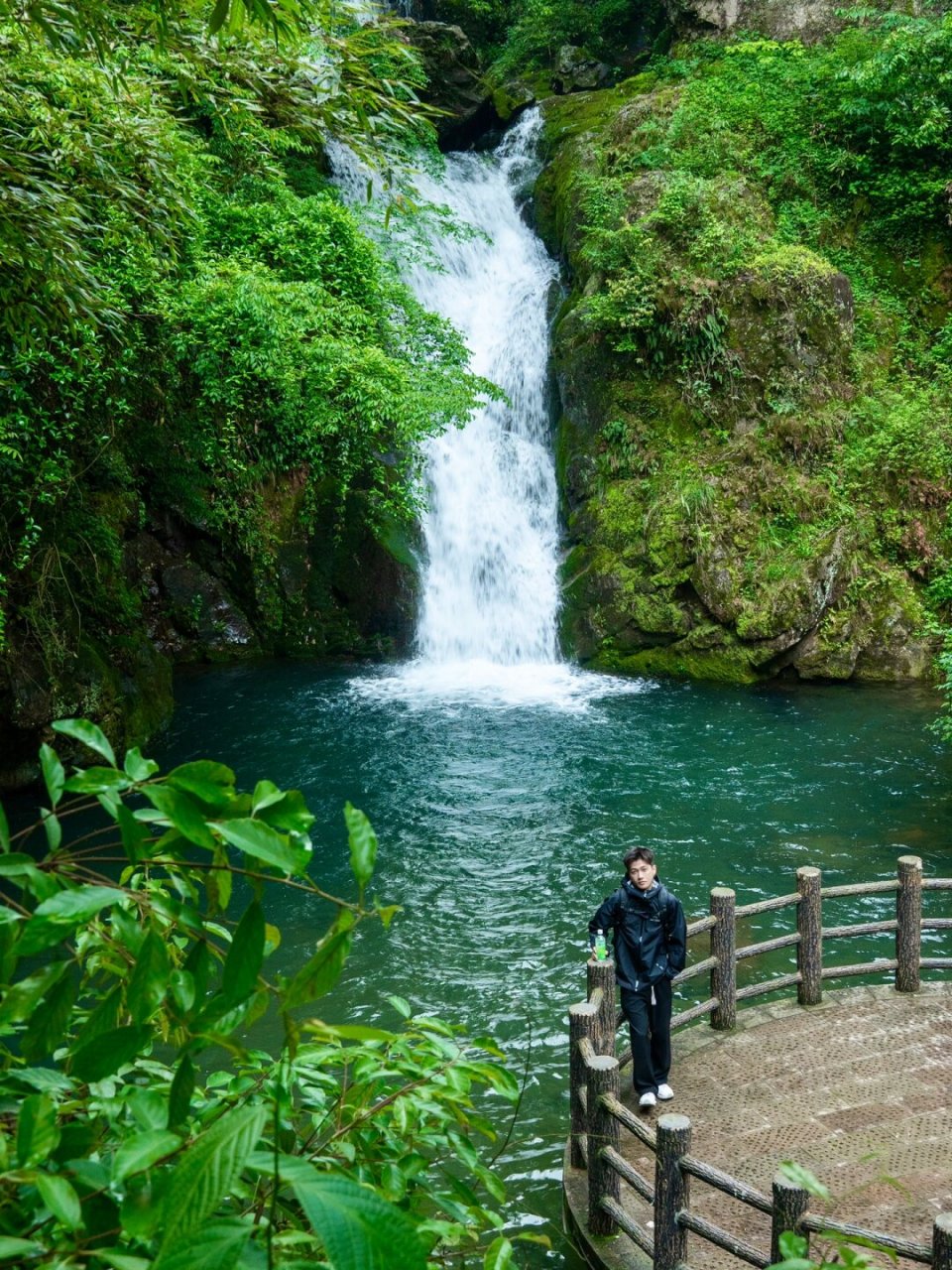 杭州玩水天花板一路都是溪流瀑布  在杭州余杭区的鸬鸟镇,我发现了大