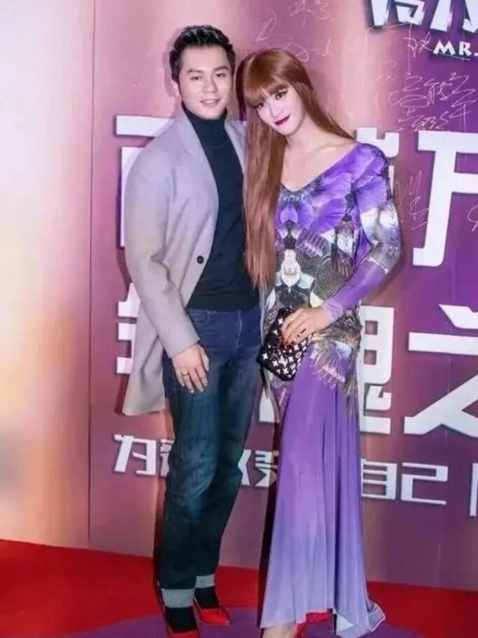 照片中,李晨身着卡其色西装大衣搭配牛仔裤,尽显儒雅气质与活力风采