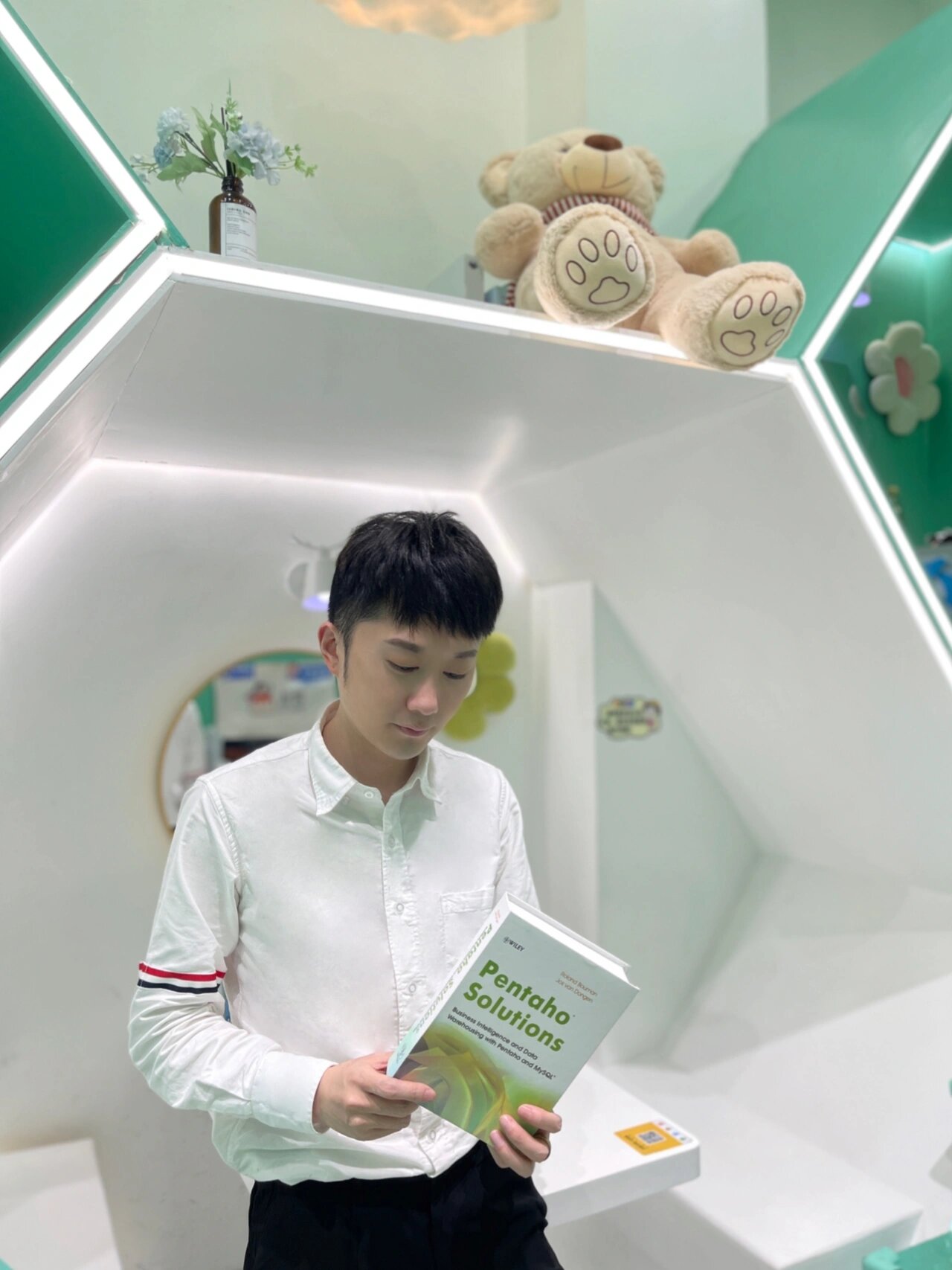 进去发现里面还很大,独立空间座位,每个座位对面还有