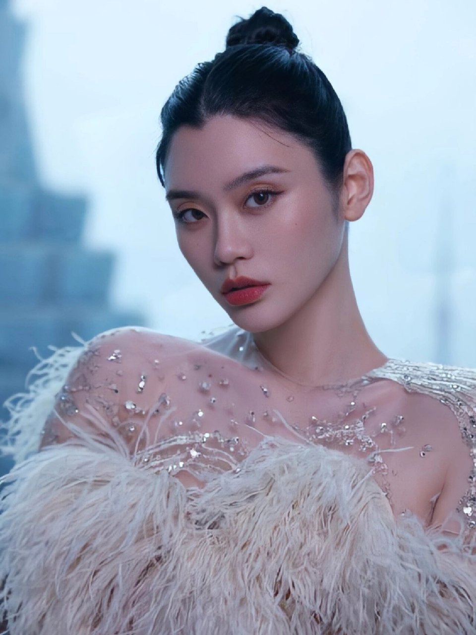 提及奚梦瑶,许多人脑海中浮现的或许是她在维密大秀上的意外摔倒,或是