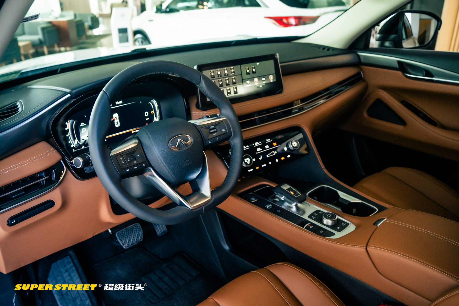 英菲尼迪qx60座椅乘坐起来真的是舒适,它这个材料是半苯胺的真皮座椅