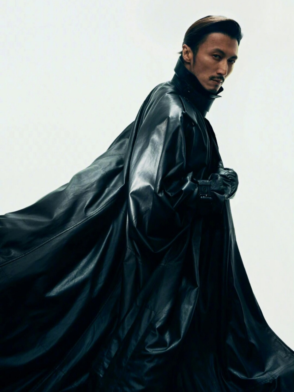 谢霆锋,这位荷尔蒙爆棚的40 男神,凭借着俊朗的外貌,迷人的气质和多