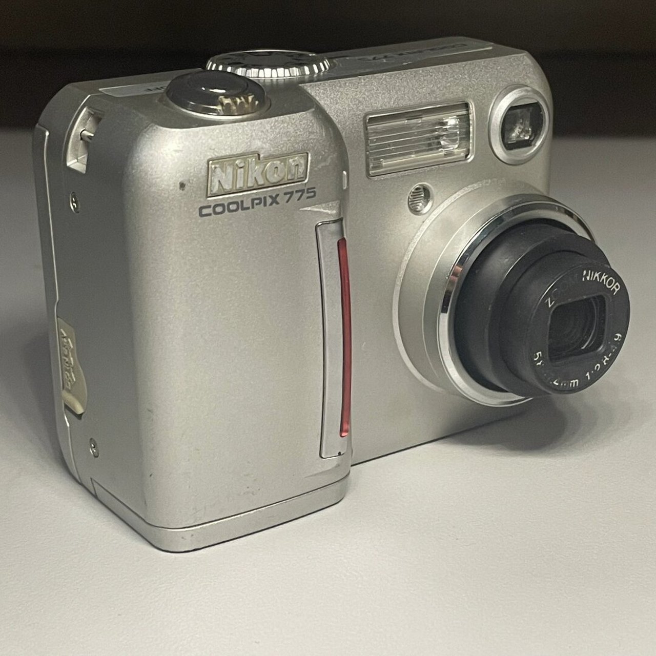 弃坑出ccd  尼康coolpix775是一款经典的数码相机,采用ccd传感器,能够