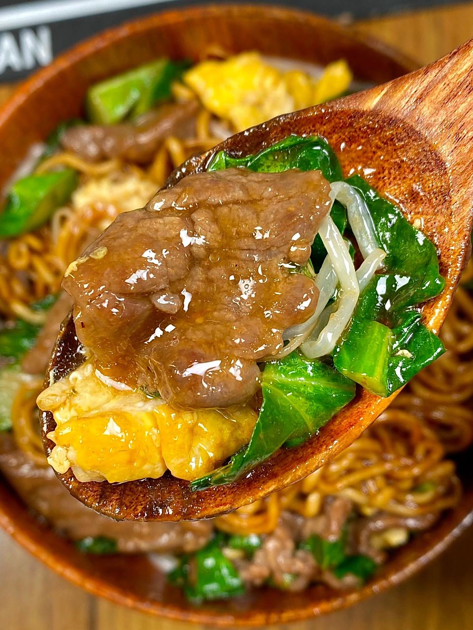 我妈做的这个湿炒牛肉面泰香啦 牛肉滑嫩可口的,搭配上芥蓝清甜脆嫩